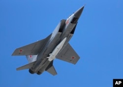 资料照：2018年5月9日，在俄罗斯莫斯科举行的庆祝二战结束和纳粹德国战败73周年的胜利日阅兵式上，一架俄罗斯空军米格-31K喷气式飞机携带一枚高精度的“匕首”高超音速导弹。