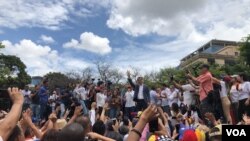 후안 과이도 베네수엘라 국회의장이 11일 반정부 집회에 모인 지지자들에게 연설하고 있다.