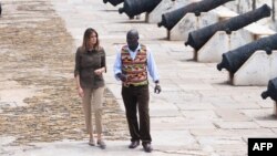 Melanija Tramp u društvu kustosa muzeja zamka Kejp Koust u Gani, tokom obilaska nekadašnje trvđave u kojoj se trgovalo robljem (Foto: AFP)