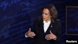 카멀라 해리스 부통령이 10일 밤 펜실베이니아주 필라델피아에서 열린 대선 후보 TV 토론에서 발언하고 있다.