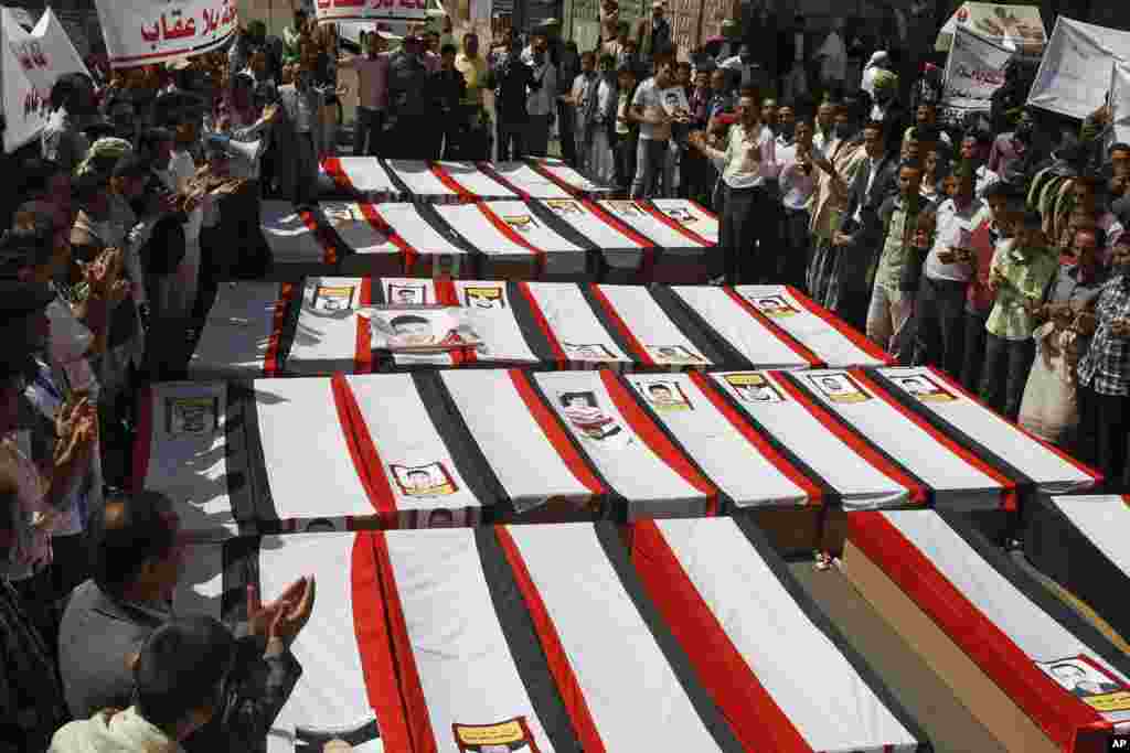 Aktivis pro-demokrasi Yaman menggelar aksi unjuk rasa untuk mengenang para korban yang tewas dalam aksi protes anti-pemerintah tanggal 18 Maret 2011 di ibukota Sana&#39;a.