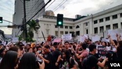 参加“噪音抗议”活动的大学生们。（2016年11月24日, 美国之音朱诺拍摄）