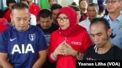 Sri Puguh Budi Hutami selaku Direktur Jenderal Pemasyarakatan kemenkuham RI di Lapas Kelas IIA memperlihatkan dua dari tiga narapidana yang di vonis hukuman seumur hidup yang memilih kembali secara sukarela ke dalam Lapas. (Foto: VOA/Yoanes Litha)