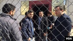 Vəkillər cəzaçəkmə müəssisəsinin qarşısında gözləyir (Mənbə: VOA. Ariv foto)