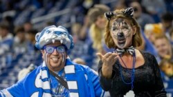 Maskirani navijači na NFL utakmici između Detroita i Filadelfije 31. oktobra 2021.