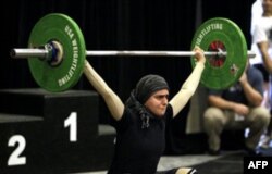 Hijobdagi shtangachi - og'ir atletika bilan shug'ullanadigan muslima