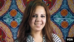 Aya Abdullah’s father was furious when she stopped wearing a hijab and the two fought for months before he gave in. Cairo, June 20, 2016. (H. Elrasam/VOA)