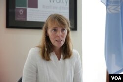 រូបឯកសារ៖ លោកស្រី រ៉ូណា ស្មីត (Rhona Smith) អ្នករាយការណ៍​ពិសេស​នៃ​អង្គការ​សហ​ប្រជាជាតិ​ស្តីពី​ស្ថានភាព​សិទ្ធិ​មនុស្ស ក្នុងពេល​លោកស្រី​ចុះ​បេសកកម្ម​នៅ​កម្ពុជា កាលពី​ថ្ងៃទី១២ ខែ​តុលា ឆ្នាំ​២០១៦។ (ហ៊ាន សុជាតា/VOA)