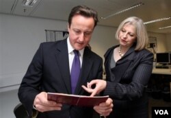 Perdana Menteri Inggris David Cameron (kiri)