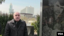 Arif Hacılı Elmar Hüseynovun məzarı önündə (Arxiv foto)