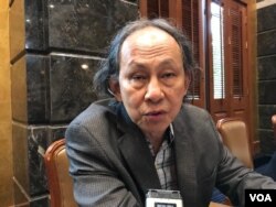 លោក Kavi Chongkittavorn សមាជិកជាន់ខ្ពស់ វិទ្យាស្ថានសន្តិសុខ និងការសិក្សាអន្តរជាតិ នៃសាកលវិទ្យាល័យជូឡាឡុងកន ប្រទេសថៃ ផ្តល់បទសម្ភាសន៍ដល់ VOA ក្នុងសិក្ខាសាលាមួយឯទីក្រុងបាងកក ប្រទេសថៃ កាលពីថ្ងៃទី២៥ ខែមេសា ឆ្នាំ២០១៩។ (កាន់ វិច្ឆិកា/VOA)