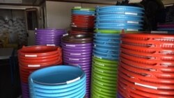 Quelques articles dans la cale du bateau, le 24 décembre 2019, le 24 décembre 2019. (VOA/Arsène Séverin)