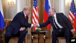 دونالد ترامپ رئیس جمهوری ایالات متحده (چپ) و ولادیمیر پوتین رئیس جمهوری روسیه - ١۶ ژوئیه ۲٠۱۸