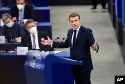에마뉘엘 마크롱(오른쪽) 프랑스 대통령이 스트라스부르에 있는 유럽의회에서 연설하고 있다. (자료사진)