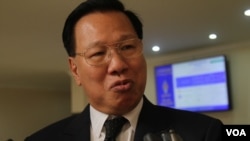 លោក​ឈាង វុន​ អ្នក​តំណាងរាស្រ្ត​និង​ជា​អ្នក​នាំពាក្យ​តំណាងរាស្រ្ត​សភា​គណបក្ស​កាន់​អំណាចប្រាប់​អ្នក​សារព័ត៌មាន​បន្ទាប់​ពី​កិច្ច​ប្រជុំពេញអង្គ​នៅ​វិមាន​រដ្ឋសភា​នៅ​ថ្ងៃ​ព្រហស្បត៌​ទី​០៩​ខែ​មិថុនា​ឆ្នាំ​២០១៦​។​ ( ឡេង ឡែន/VOA)