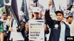 Hizbut Tahrir menuntut pemerintah Amerika segera menghentikan peredaran film film 'Innocence of Muslims' yang menghina Islam dalam aksi protes di depan Kedutaan AS di Jakarta, Jumat 14/9 (foto: Fathiyah/VOA).