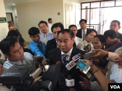 លោក ហូរ វ៉ាន់ ថ្លែង​ប្រាប់​អ្នកសារព័ត៌មាន​ពី​ការ​បំភ្លឺ​របស់​រដ្ឋមន្រ្តី​ក្រសួង​រ៉ែ​នៅ​រដ្ឋសភា​ពាក់ព័ន្ធនឹង​តួលេខ​នៃ​ការ​នាំ​ចេញ​ខ្សាច់​ពី​កម្ពុជា និង​ការ​នាំ​ចូល​ខ្សាច់​របស់​សិង្ហបុរី នៅ​ថ្ងៃទី១៥ ខែធ្នូ ឆ្នាំ​២០១៦។ (កាន់ វិច្ឆិកា/VOA)