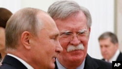 აშშ-ის პრეზიდენტის მრჩეველი ეროვნული უშიშროების საკითხებში ჯონ ბოლტონი და რუსეთის პრეზიდენტი ვლადიმირ პუტინი