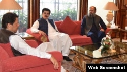 وزیر اعظم عمران خان نے چیئرمین سینیٹ کو حمایت کا یقین دلایا ہے۔(فائل فوٹو)