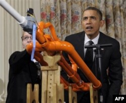Prezident Obama o'quvchilarning ixtirolarini sinab ko'rmoqda