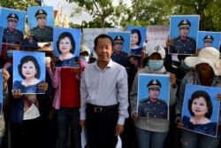 រូបឯកសារ៖ លោក រ៉ុង ឈុន ប្រធាន​សហភាព​សហជីព​កម្ពុជា ឈរ​ជាមួយ​នឹង​បាតុករ​លើក​រូបភាព​របស់​លោក​នាយករដ្ឋមន្ត្រី ហ៊ុន សែន និង​ភរិយា គឺ​លោកស្រី ប៊ុន រ៉ានី ខណៈ​ដែល​ពួកគេ​ស្នើ​សុំ​អត្ថប្រយោជន៍​ការងារ​សម្រាប់​ជួយ​កម្មករ ថ្ងៃ​ទី ២៩ ខែកក្កដា ឆ្នាំ​២០២០។