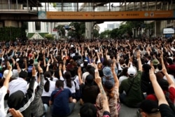 បាតុករ​គាំទ្រ​លទ្ធិប្រជាធិបតេយ្យ​ធ្វើ​ការ​តវ៉ា​ទាមទារ​នៅ​ក្នុង​ទី​ក្រុង​បាងកក​កាល​ពី​ថ្ងៃ​ទី​១៥ ខែ​តុលា​ ​ឲ្យ​រដ្ឋាភិបាល​ថៃ​ចុះ​ចេញ​ពី​តំណែង​និង​ដោះលែង​មេដឹកនាំ​ប្រឆាំង។ (REUTERS)