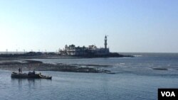 FILE - Haji Ali Dargah, a historic shrine and mosque, is seen on an islet off Mumbai's coast, India, Apr. 17, 2016. (A. Pasricha/VOA)