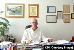 Direktor Bolnice „Travnik“ Mirsad Granov kaže da im pojedine firme poklanjanju aparate nakon prethodnog korištenja „i kroz takav način posla, oni su taj aparat isplatili“.