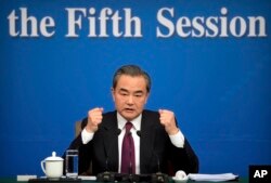 왕이 중국 외교부장이 8일 베이징에서 열린 중국 양회 개최 관련 기자회견에서 북한은 탄도미사일 발사를 중단하고 미한 군사훈련도 멈춰야 한다고 주장하고 있다.