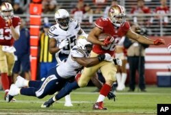 미국 프로풋볼리그(NFL) 샌프란시스코 포티나이너스와 샌디에이고 차저스 경기 도중 격렬한 몸싸움이 벌어지고 있다.