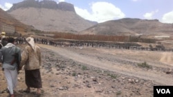 Yemeni tribesmen await remains of one of their own killed in clashes, Khawlan al-Tyal, a tribal area east of Sana'a, September 2015. (VOA/A. Mojalli)