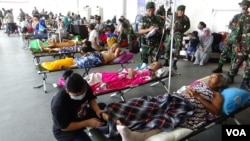 Earthquake and tsunami victims have received medical care at a temporary facility set up at the airport in Palu, Sulawesi, Indonesia, Oct. 3, 2018. Most were to be sent later to Makassar, South Sulawesi. (Y. Litha/VOA)