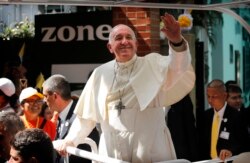 Paus Fransiskus melambai kepada kerumunan massa yang menyambutnya ketika berkunjung ke Rumah Sakit St. Louis di Bangkok, Thailand, Kamis (21/11).