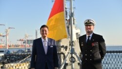 기시 노부오 일본 방위상(왼쪽)이 5일 도쿄 국제크루즈터미널에서 입항한 독일 해군 호위함 바이에른호와 승조원을 직접 환영했다.