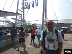Kepala Greenpeace Indonesia Leonard Simanjuntak di pelabuhan Tanjung Priuk Jakarta Minggu 29 April 2018. (Foto:VOA/Andylala).