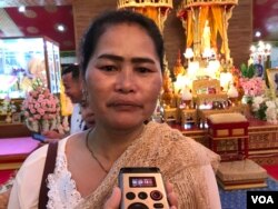 អ្នកស្រី​ ឆាន់ សារ៉ន​ ពលករ​ខ្មែរ​មួយ​រូប​ដែលធ្វើការ​នៅ​រោងចក្រ​មួយ​ នៅ​ខេត្តអយុធ្យា​ និយាយ​ជាមួយVOA ក្នុង​ពេល​ប្រារព្ធ​ពិធី​បុណ្យ​ភ្ជុំបិណ្ឌ នៅ​វត្ត​ស៊ីសុដារ៉ាម ក្នុង​ទីក្រុង​បាងកក នៅ​ថ្ងៃទី​២២​ ខែ​កញ្ញា ឆ្នាំ​២០១៩។ (កាន់ វិច្ឆិកា/VOA)