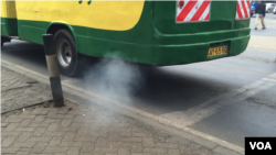 Bus dan kendaraan lain adalah sumber polusi teratas di Nairobi. (Amos Wangwa/VOA News)