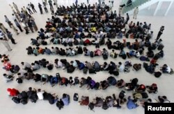 រូបឯកសារ៖ កម្មករ​លើ​ទូកនេសាទ​ដែល​ត្រូវបាន​ជួយ​សង្គ្រោះ​ពី​ប្រទេស​ថៃ​កំពុង​បរិភោគ​អាហារ​ពេល​ព្រឹក នៅ​រាជធានី​ភ្នំពេញ កាលពី​ថ្ងៃទី១៨ ខែមិថុនា ឆ្នាំ២០១៥។