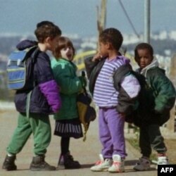 Givat Xamatosdagi bolalar. Bu yerda asosan kelib chiqishi efiopiyalik va rossiyaliklar yashaydi