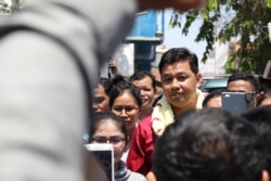 រូបឯកសារ៖ លោក ជា ជីវ អតីតប្រធានប្រតិបត្តិគណបក្សសង្រ្គោះជាតិ ប្រចាំខេត្តបាត់ដំបង ត្រូវបានមន្រ្តីថ្នាក់ក្រោមគាំទ្រ ក្រោយចេញពីតុលាការបាត់ដំបង នៅថ្ងៃទី១៦ ខែឧសភា ឆ្នាំ២០១៩។ (ស៊ុន ណារិន/VOA Khmer)