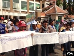 ប្រជាពលរដ្ឋ​តំបន់​បុរីកីឡា​និង​បឹងកក់ធ្វើ​បាតុកម្ម​នៅ​ពី​មុខ​សាលាដំបូង​រាជធានី​ភ្នំពេញទាមទារ​ឲ្យ​ពន្លឿន​ការ​ស្វែងរក​ដំណោះស្រាយ​និង​ការ​ចាប់​ខ្លួន​ជន​ដែល​បាន​បង្ក​អំពើ​ហិង្សា​លើ​ស្ត្រី​តំបន់​បុរីកីឡា កាល​ពី​ថ្ងៃ​ពុធ ទី​១៩ ខែ​មីនា ឆ្នាំ​២០១៤។ (ស៊ុយ ហ៊ាមខេមរា/VOA)