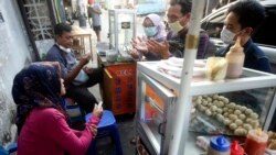 Mayoritas pekerja, termasuk para penjaja kaki lima, tidak paham dengan Program Kartu Prakerja (foto: ilustrasi).