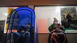 Kupci čekaju osam sati pre otvaranja prodavnice kompjuterskih igara, u nadi da će dobiti dobar popust na "crni petak" u Le Grejndžu u Kentakiju.