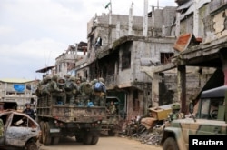 Government troops continue their assault on clearing operations against the pro-IS militant group which seized Mapandi district in Marawi city, southern Philippines, Sept. 13, 2017.