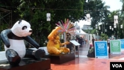 Salah satu sudut peringatan "Earth Hour" di Jakarta, 23 Maret 2013 (VOA/Iris Gera).