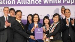 台湾立法院数位国力促进会会长刘世芳（右二）将人才循环大联盟白皮书递交给台湾国家发展委员会主委龚明鑫（左二），并由台湾总统蔡英文（中）、台湾立法院院长游锡堃（右ㄧ）、美国在台协会处长郦英杰（左一）见证。