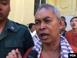 លោក យី សុខសាន មន្រ្តី​ការពារ​សិទ្ធិ​មនុស្ស​នៃ​សមាគម​អាដហុក ត្រូវ​បាន​សមត្ថកិច្ច​បណ្តើរ​ចេញ​ពី​ការស្តាប់​ការប្រកាស​សាលដីកា​នៅ​តុលាការ​កំពូល នៅ​ថ្ងៃទី៣០ ខែវិច្ឆិកា ឆ្នាំ២០១៦។ (កាន់ វិច្ឆិកា/VOA)