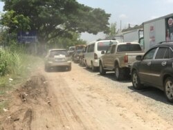 យានយន្ត​គ្រប់ប្រភេទ​រង់ចាំជាជួរ នៅ​ទីកន្លែង​ត្រួតពិនិត្យ​បច្ចេក​ទេស​យានយន្ត​ ផ្លូវ​ជាតិ​៦A ក្នុង​ខណ្ឌជ្រោយ​ចង្វា ទីក្រុង​ភ្នំពេញ​ ថ្ងៃ​ទី​០១​ ខែឧសភា​ ឆ្នាំ​២០២០។ (ហ៊ុល រស្មី/VOA)