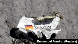 Salah satu potongan bangkai pesawat di lokasi jatuhnya pesawat Airbus A320 Germanwings di dekat Seyne-les-Alpes, Perancis (26/3).