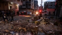 Palestinci stoje na ruševinama stana uništenog izraelskim zračnim napadima u Gazi 11.maja 2021. (Foto MOHAMMED ABED / AFP